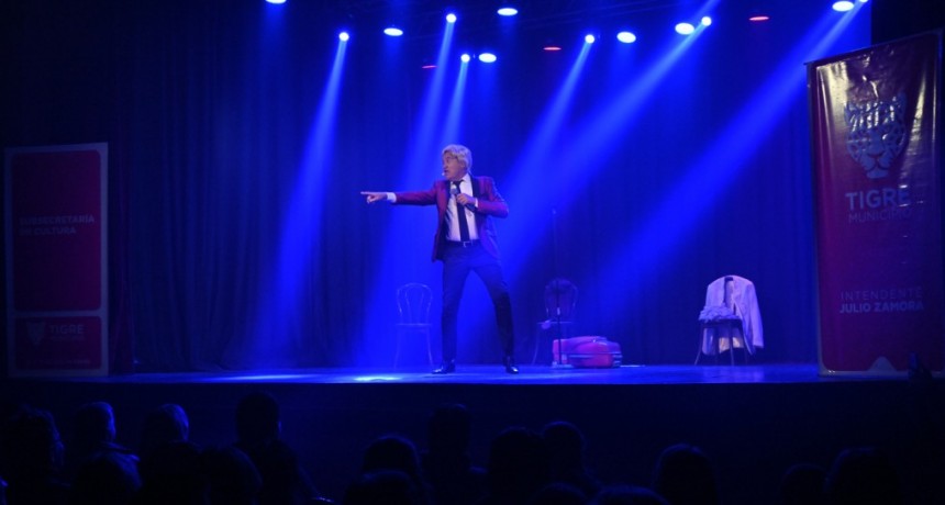 A sala llena, Álvaro Navia brilló con su show de humor en el Teatro de General Pacheco