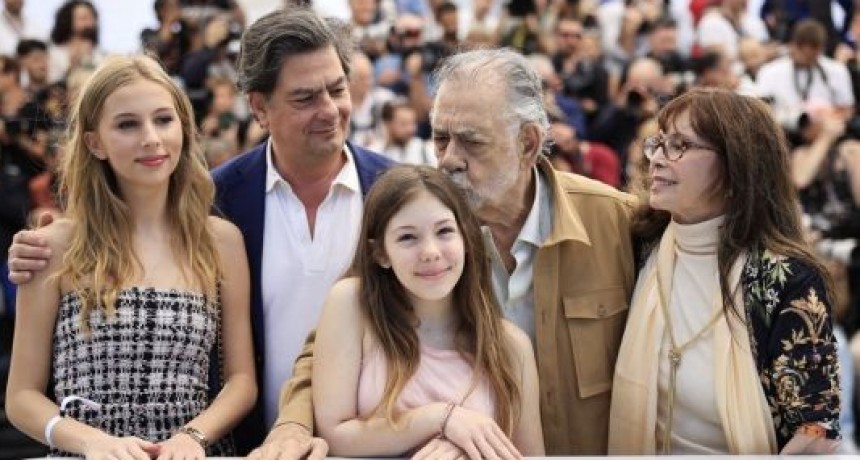Francis Ford Coppola en Cannes: custodiado por sus nietas, su hijo y su hermana actriz