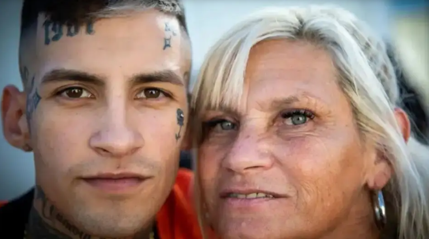 La furiosa reacción de la madre de L-Gante a la aparición de su supuesto padre biológico: 