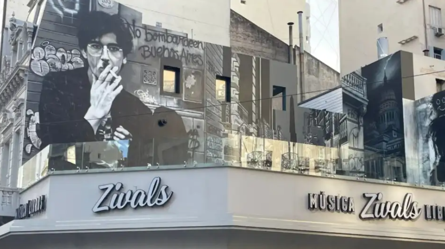 Homenajean a Charly Garc&iacute;a con un mural monumental en la esquina de Corrientes y Callao