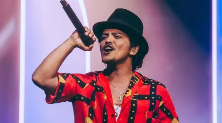 Bruno Mars sorprendi&oacute; al cantar en espa&ntilde;ol con gui&ntilde;os al folklore latino