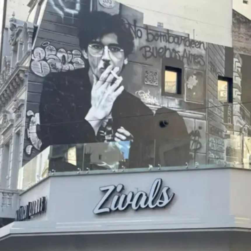 Homenajean a Charly Garc&iacute;a con un mural monumental en la esquina de Corrientes y Callao