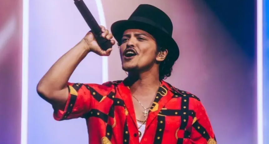 Bruno Mars sorprendi&oacute; al cantar en espa&ntilde;ol con gui&ntilde;os al folklore latino