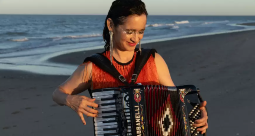Julieta Venegas volvi&oacute; a sus ra&iacute;ces mexicanas con un disco cargado de folklore