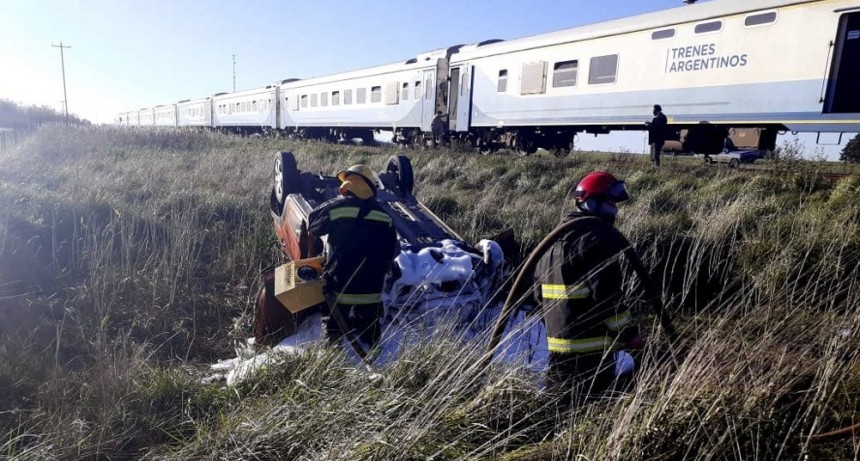 Un auto fue embestido por un tren y murió uno de sus ocupantes