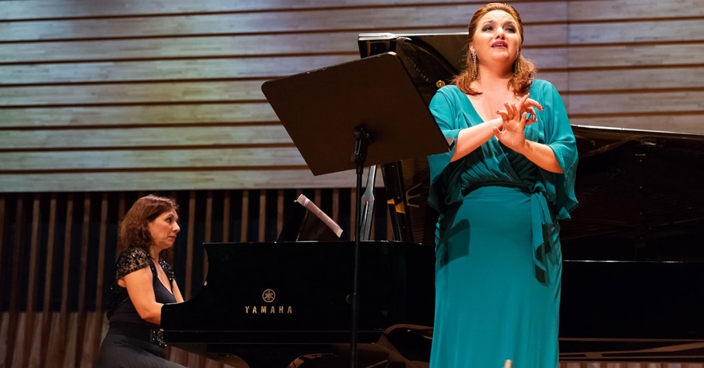 El dúo integrado por la soprano Daniela Tabernig y la pianista Fernanda Morello, en el CCK