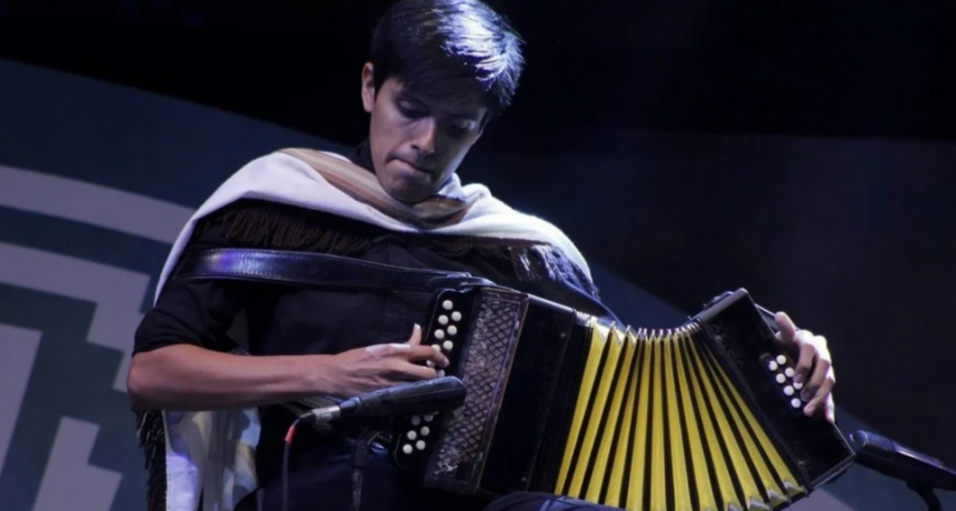 Mientras sus compañeros jugaban a la pelota o a la play, él tocaba el acordeón