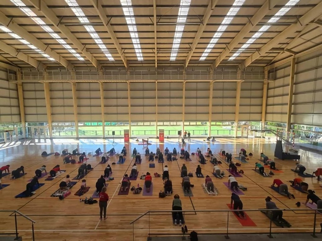 Vecinas y vecinos fueron protagonistas de un nuevo encuentro de yoga en el microestadio municipal de Don Torcuato