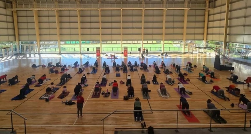 Vecinas y vecinos fueron protagonistas de un nuevo encuentro de yoga en el microestadio municipal de Don Torcuato