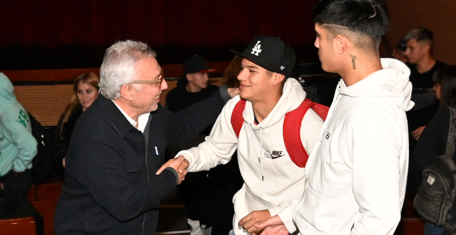 En el Teatro Pepe Soriano, Julio Zamora acompañó a la comunidad educativa en una nueva edición del ciclo “Las Escuelas Van al Cine”