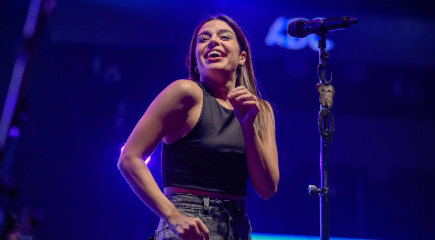 Eugenia Quevedo lanza su versión en vivo de “50%”