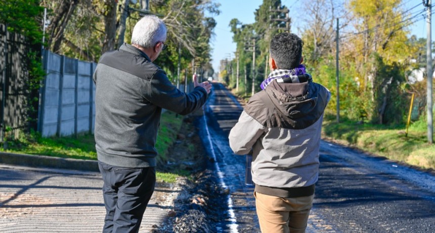 Inversión municipal: Julio Zamora supervisó las obras del Plan de Asfalto 2025 en Benavídez