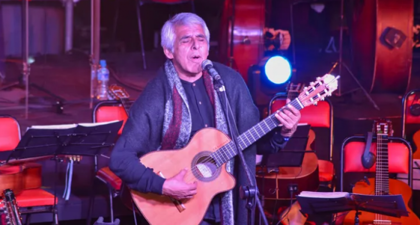 Peteco Carabajal emocionó e hizo bailar al Julio Le Parc en la Gala Patriótica de Guaymallén