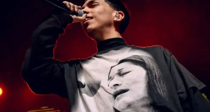 Milo J emocion&oacute; a M&eacute;xico al cantar junto a la voz de Mercedes Sosa