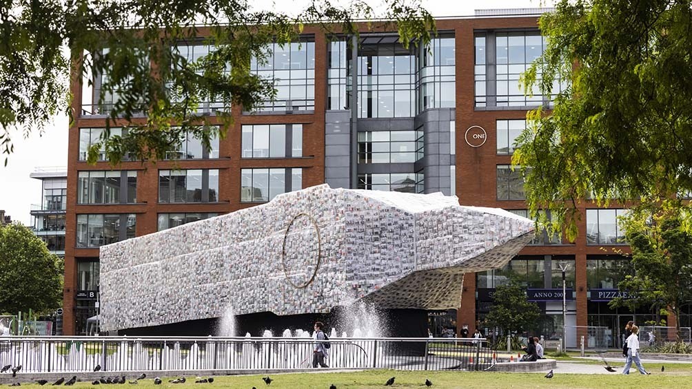 Marta Minujín creó una colosal réplica del Big Ben para el Festival de Manchester