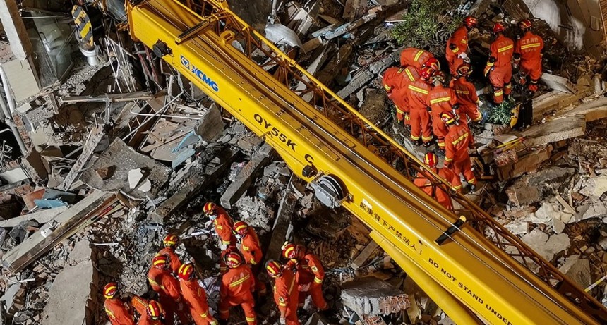 El derrumbe de un hotel en China dejó ocho muertos y nueve desaparecidos