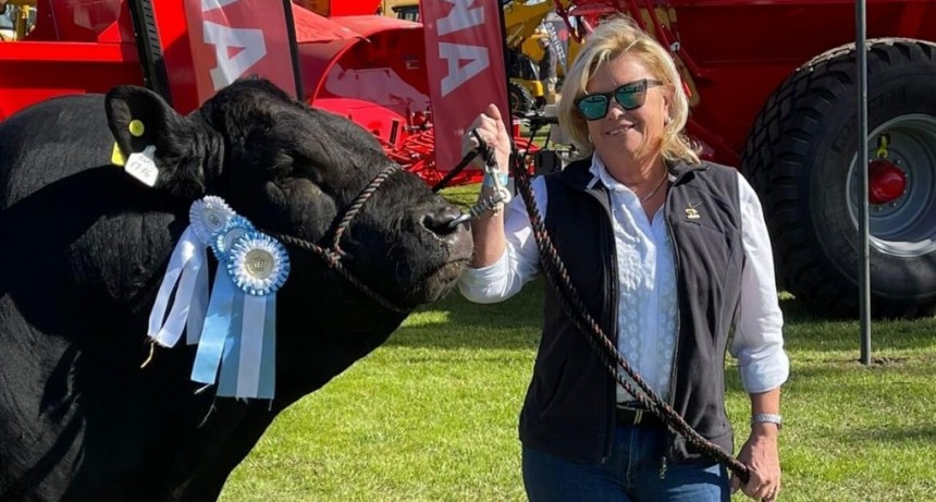 Mónica, de la adolescente que “odiaba el campo” a la cabañera que lleva 40 años criando bovinos Limousin
