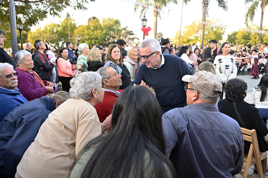 Junto a autoridades del Municipio de Tigre, una multitud celebró el 90° aniversario de El Talar en la plaza central de la localidad