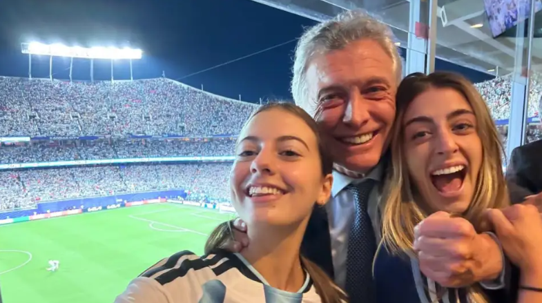 Mauricio Macri, Antonia y Valentina Barbier festejaron el triunfo argentino