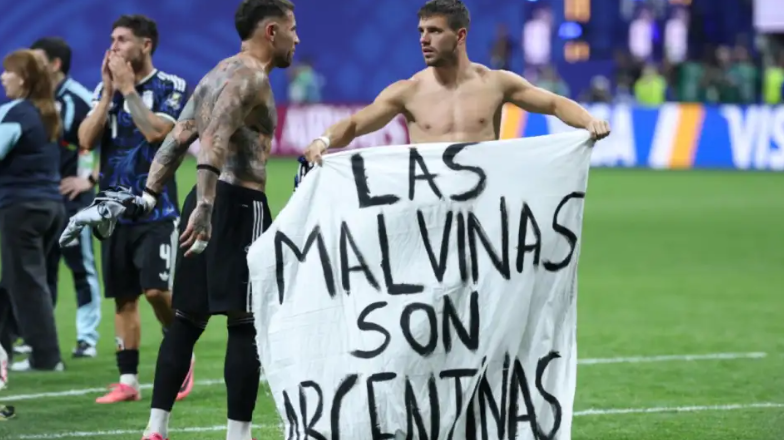 Argentina venci&oacute; a Inglaterra y celebr&oacute; con un fuerte mensaje por Malvinas