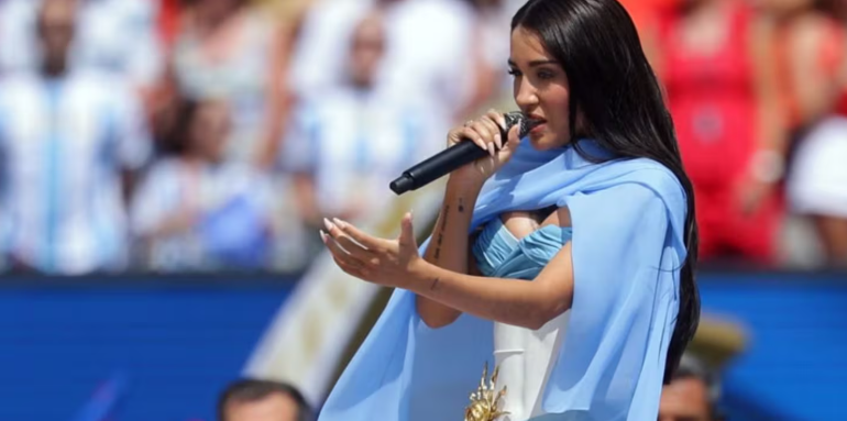 Mar&iacute;a Becerra emocion&oacute; a la Selecci&oacute;n al interpretar el Himno Nacional en la final