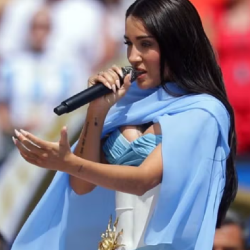 Mar&iacute;a Becerra emocion&oacute; a la Selecci&oacute;n al interpretar el Himno Nacional en la final
