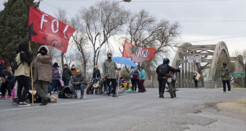 Movimientos sociales cortan rutas y los puentes que unen Neuquén y Cipolletti por 72 horas
