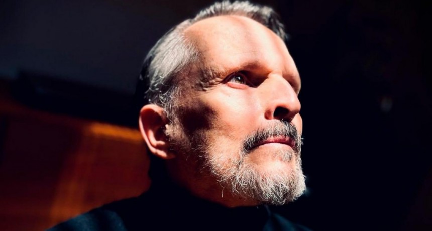 Miguel Bosé fue asaltado por diez delincuentes armados en su casa de México