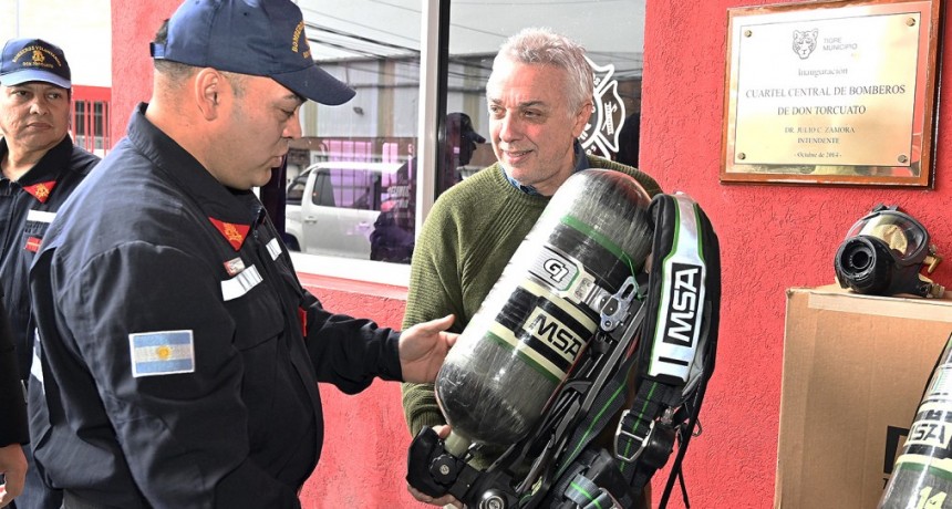 Julio Zamora encabezó la entrega de nuevo equipamiento a los Bomberos Voluntarios de Don Torcuato