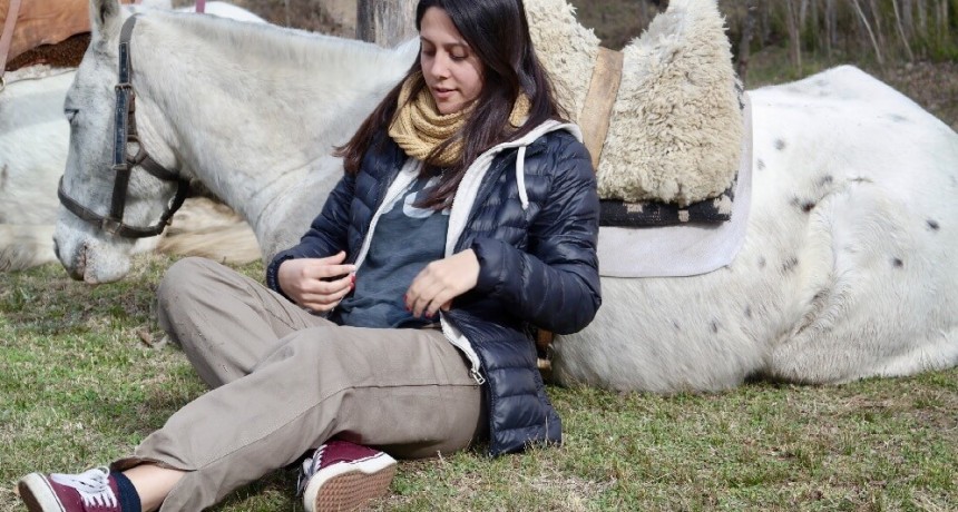 Se crio entre caballos criollos, estudió política y volvió a sus orígenes: hoy se especializa en venderlos