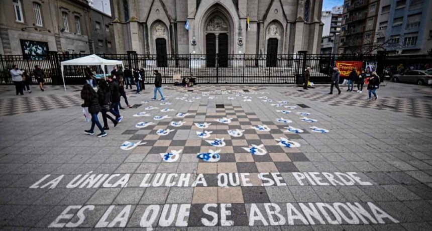 Repudian acto de vandalismo contra pañuelos de Madres y Abuelas de Plaza de Mayo en Mar del Plata