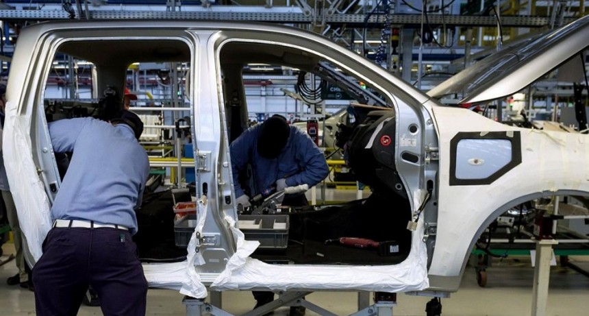 En primeros siete meses del año la industria creció 19,3% interanual y 5,3% sobre 2019