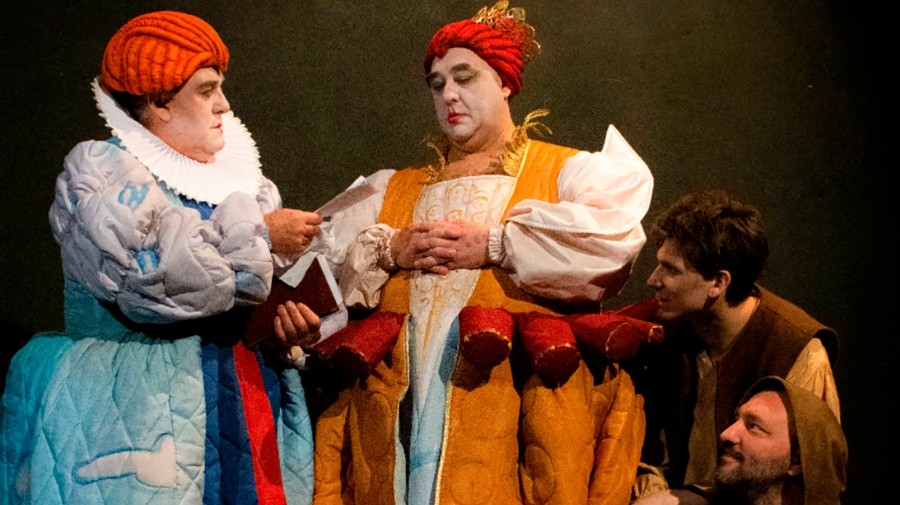 Roberto Perinelli ejerce su humor vitriólico con “María e Isabel”, en el Teatro del Pueblo