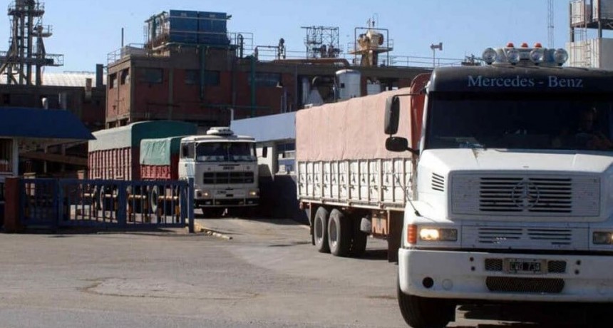 El “derrame” del dólar soja: se duplicó el movimiento de camiones en los puertos de Rosario