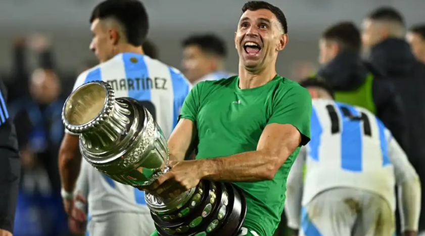 El provocador y clásico baile de Dibu Martínez tras el triunfo de Argentina ante Chile que se volvió viral en la red