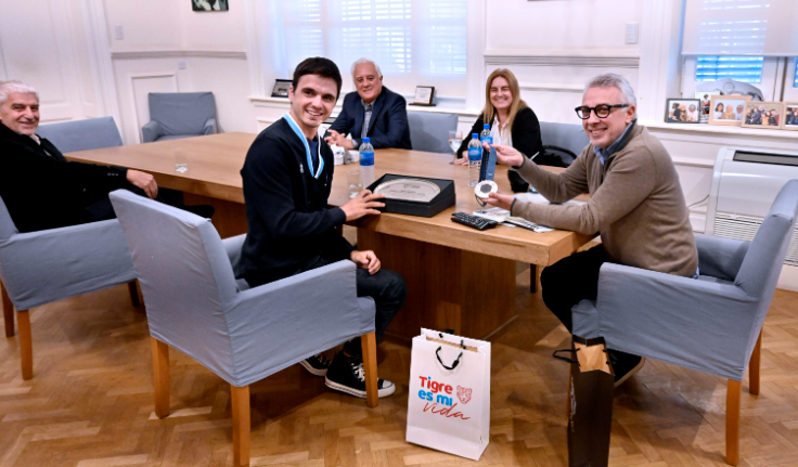 Julio Zamora recibió al regatista Mateo Majdalani tras obtener la medalla de plata en los Juegos Olímpicos de París 2024