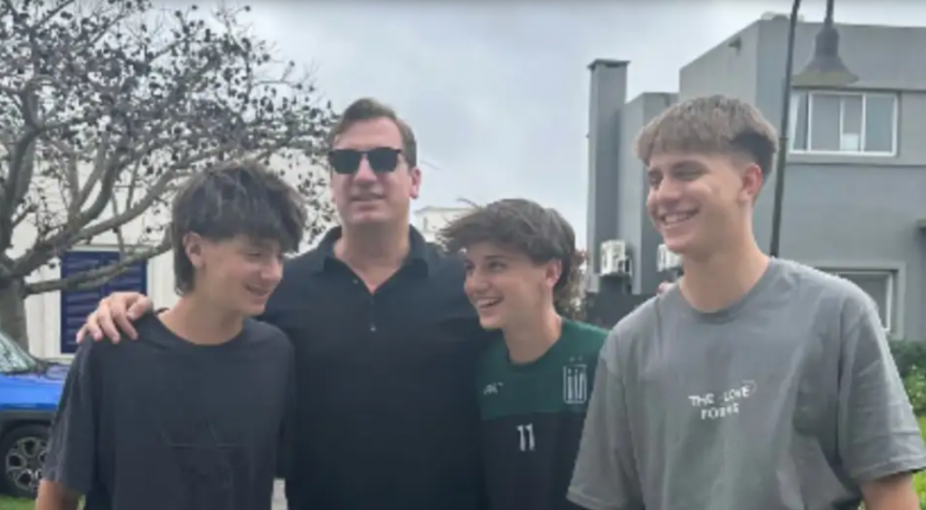 Maxi López posó junto a sus hijos en su llegada a Argentina para grabar Masterchef Celebrity