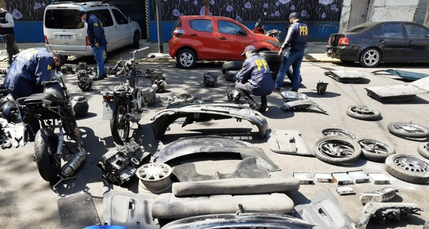 Tres detenidos en un taller mecánico que funcionaba como desarmadero en el barrio de La Boca