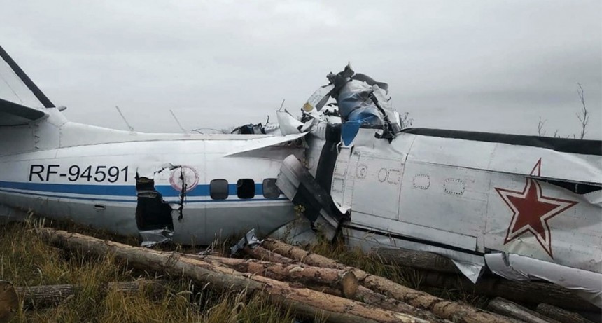 Murieron 16 personas al estrellarse un avión en Rusia