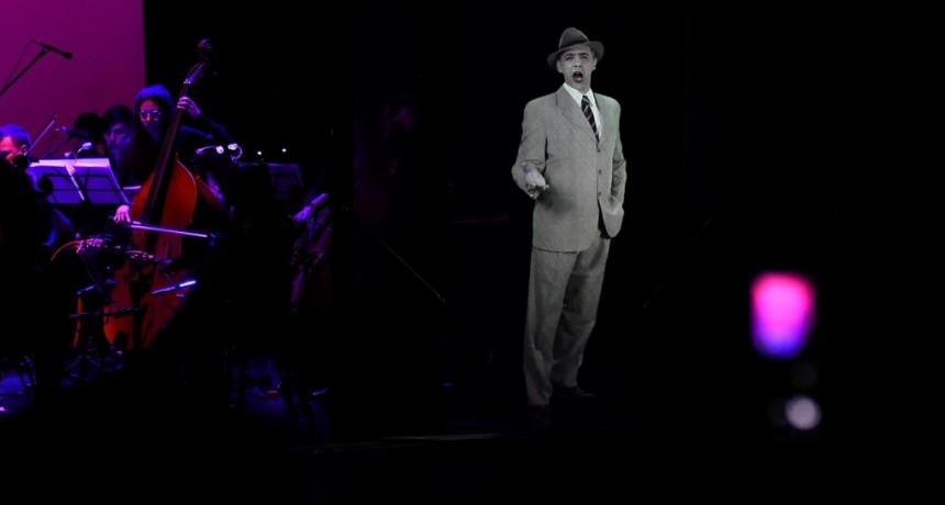 El “regreso” de Carlos Gardel junto a una orquesta juvenil, en una noche emotiva a puro tango en el Teatro Avenida