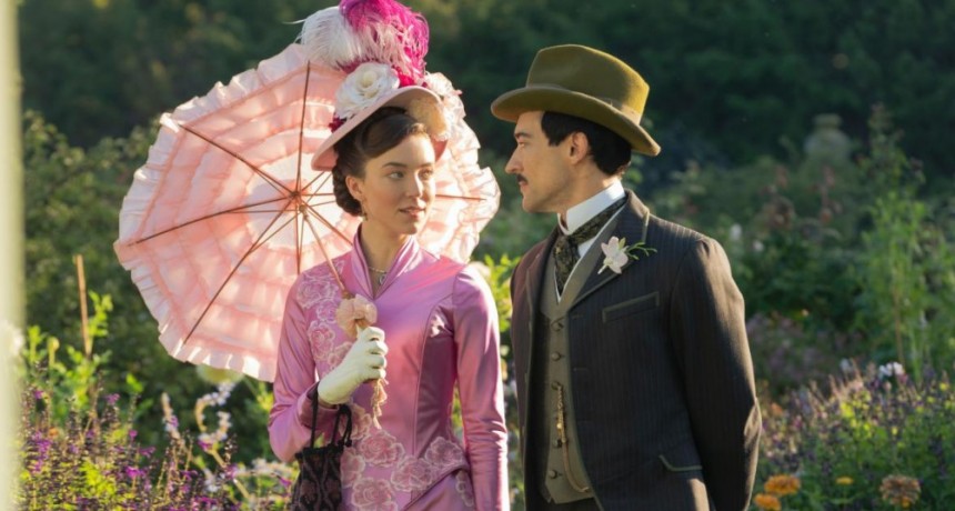 Con su combo de opulencia, historia y toques de melodrama, vuelve “La edad dorada”