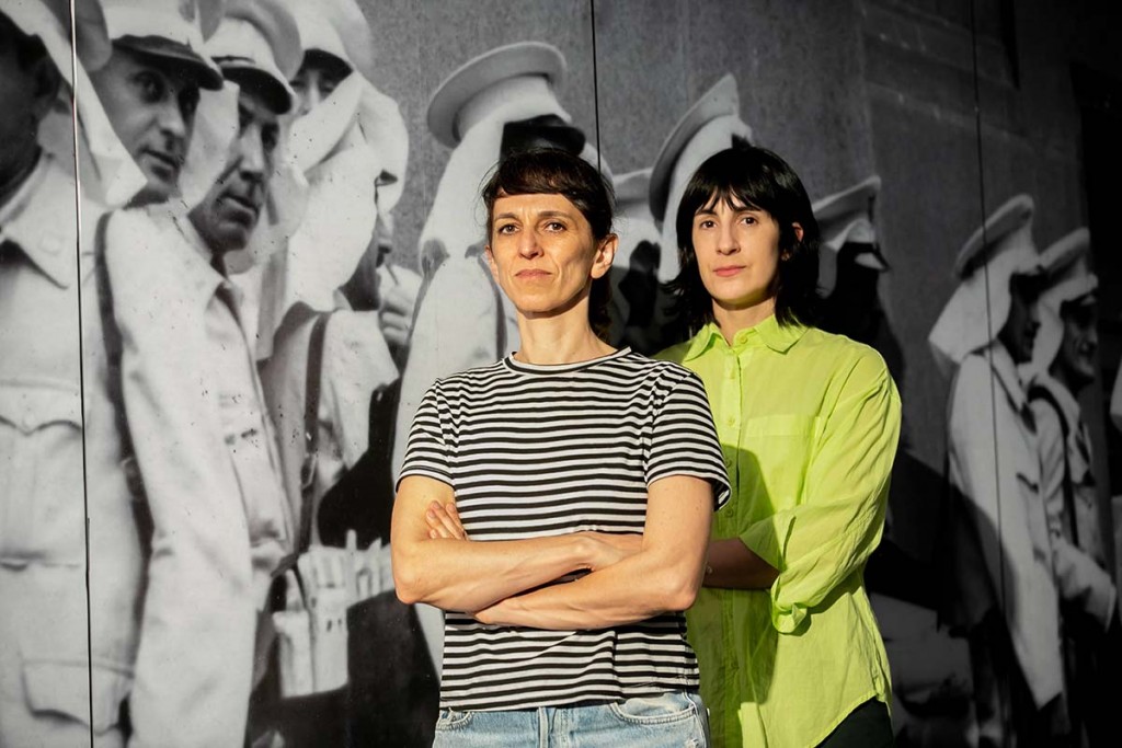 Descifradores, performance a cargo de Florencia Vecino y Carmen Pereiro Numer