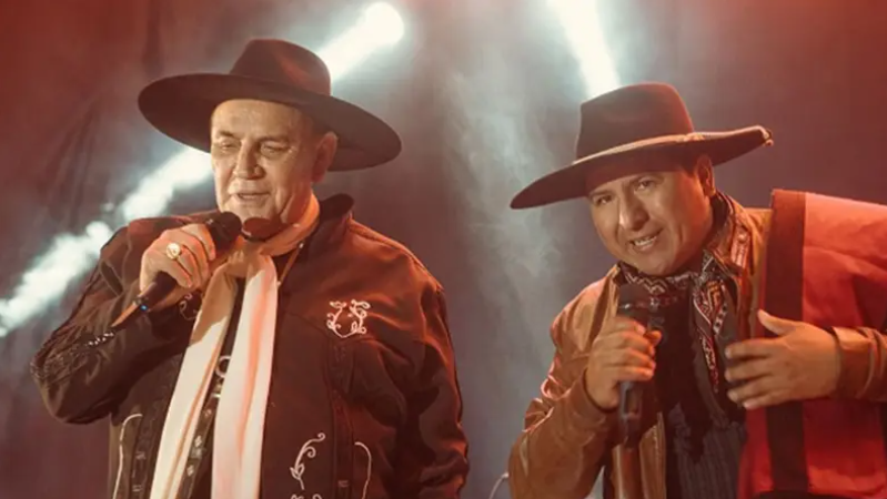 Sorpresa en el folklore por el Chaqueño Palavecino en un festival bajo la lluvia: “Un pueblo espera”