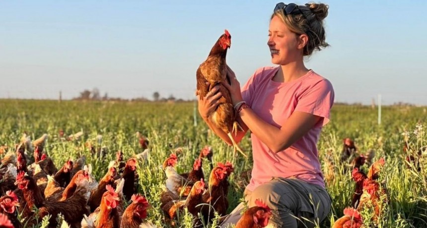 En el Día Mundial del Huevo, las gallinas celebran ser libres y “felices” con Doña Fortunata
