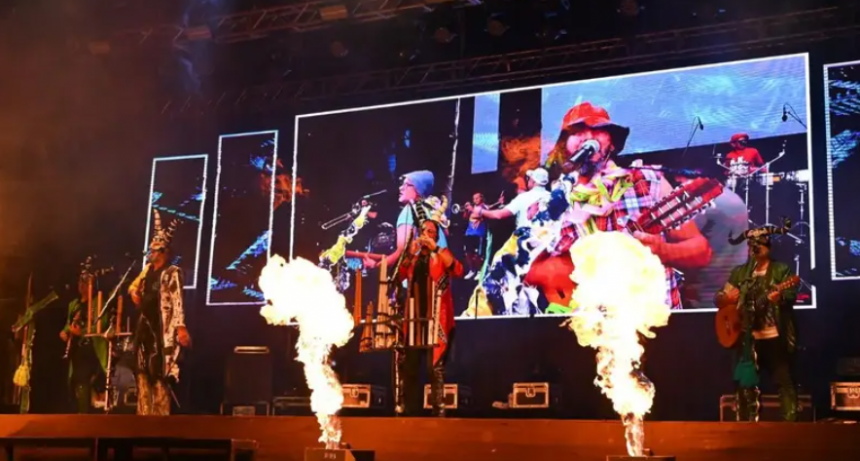 Euforia por Los Tekis en un festival con el Chaqueño Palavecino