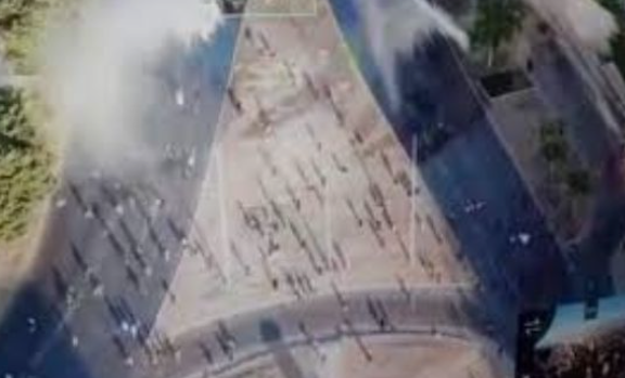  Un grupo incendió dos colectivos y se enfrentó con Carabineros en plena capital chilena 