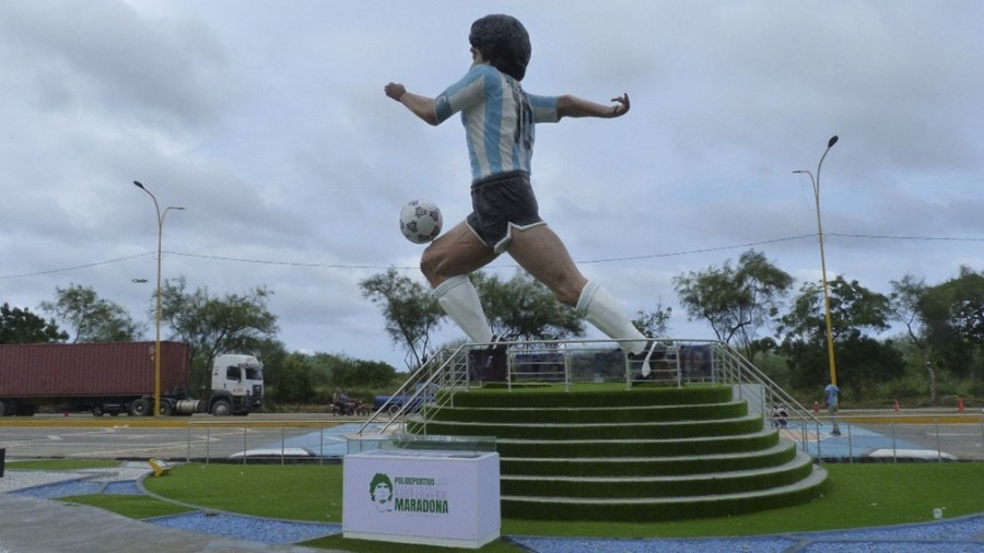 Inauguran un polideportivo con la estatua más grande de Maradona en Latinoamérica