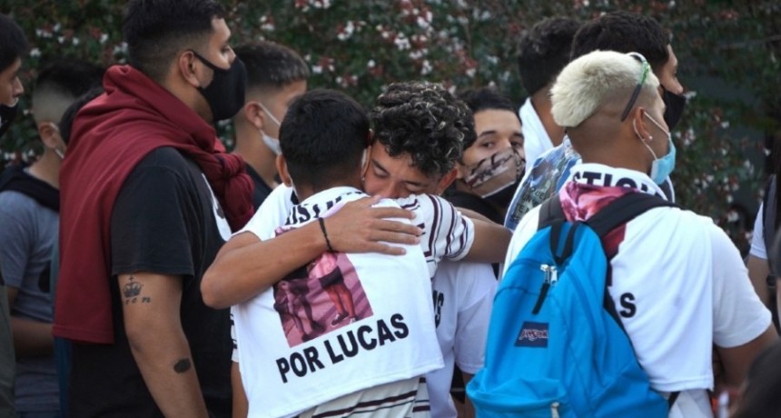 Con profundo dolor y muestras de apoyo, velan los restos de Lucas González