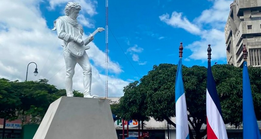 El monumento de Cerati ya está en la Plaza de las Artes de Costa Rica