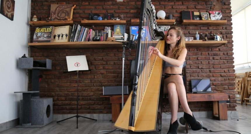 Sonia Álvarez: la arpista elegida por los rockeros que abre nuevos caminos